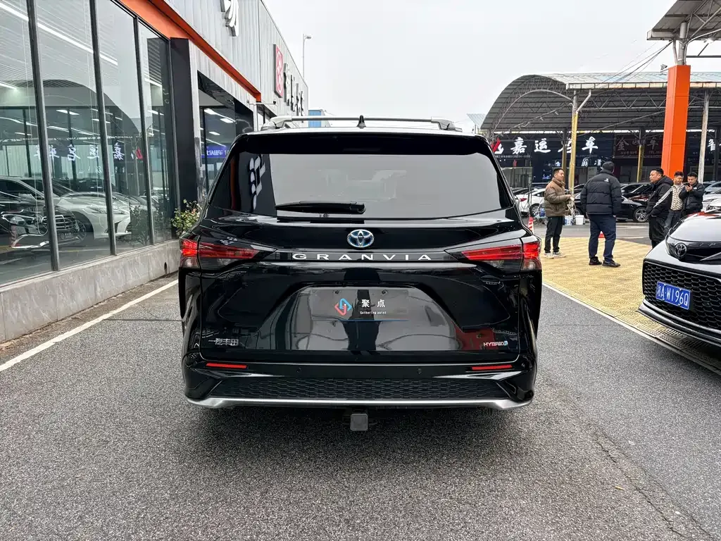Toyota Granvia — фото 9