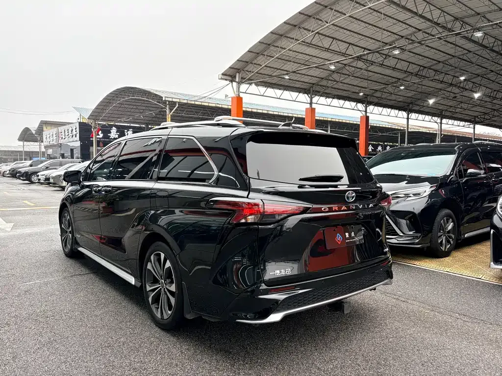 Toyota Granvia — фото 10