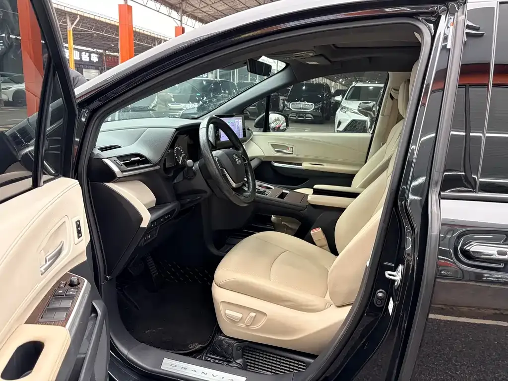 Toyota Granvia — фото 6