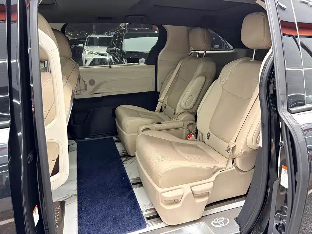 Toyota Granvia — фото 5