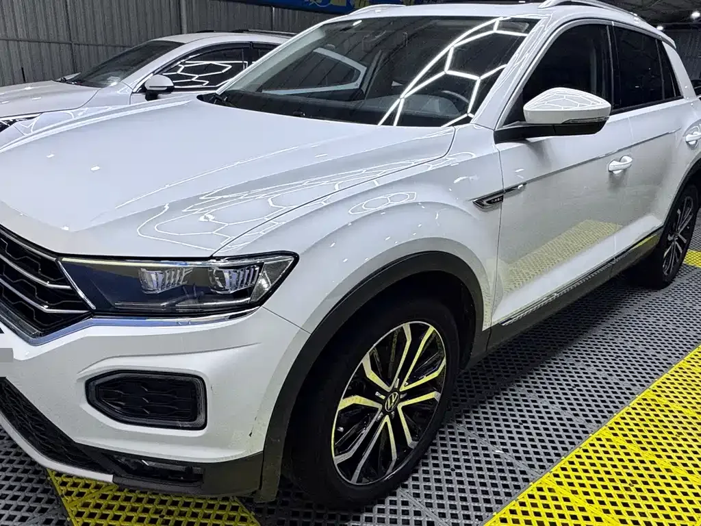 Volkswagen T-Roc — фото 1