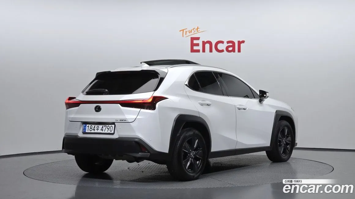 Lexus UX — фото 2