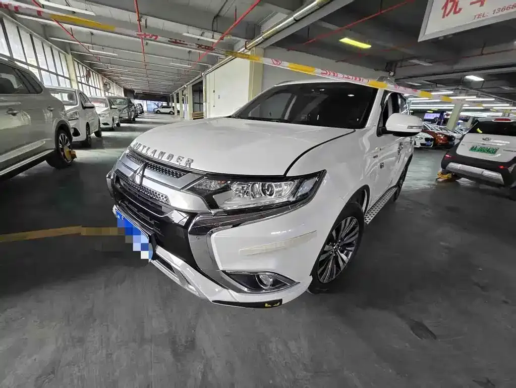 Mitsubishi Outlander — фото 1