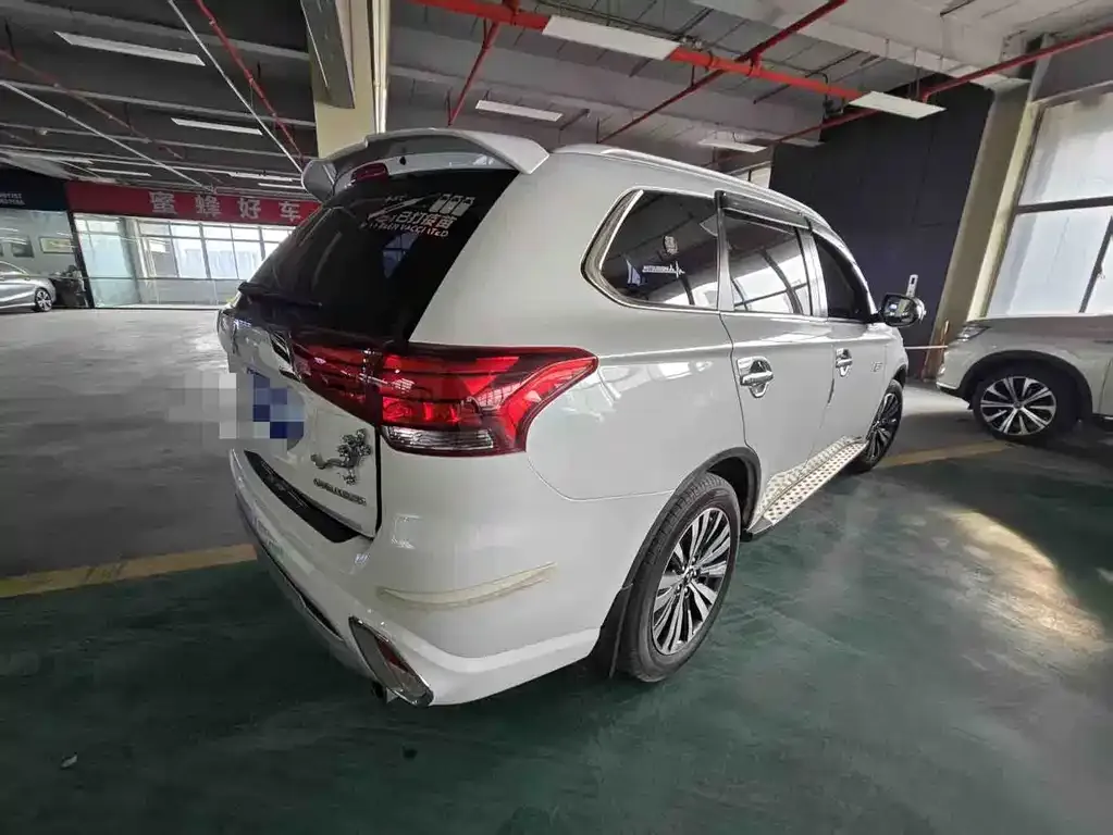 Mitsubishi Outlander — фото 7