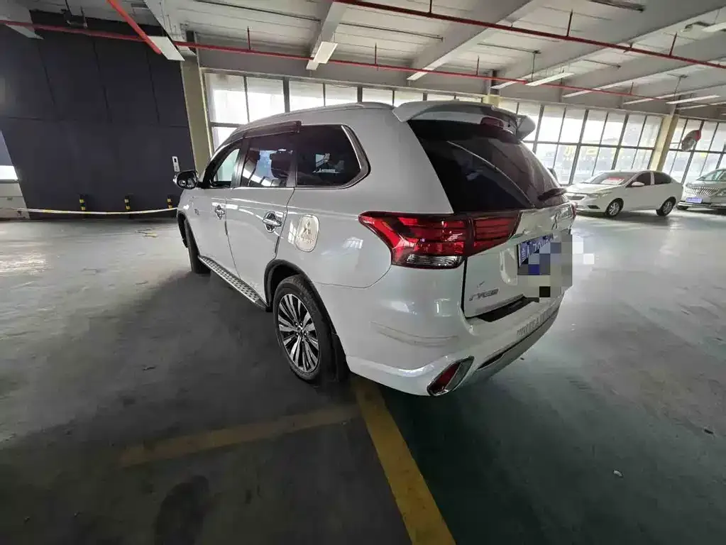 Mitsubishi Outlander — фото 8
