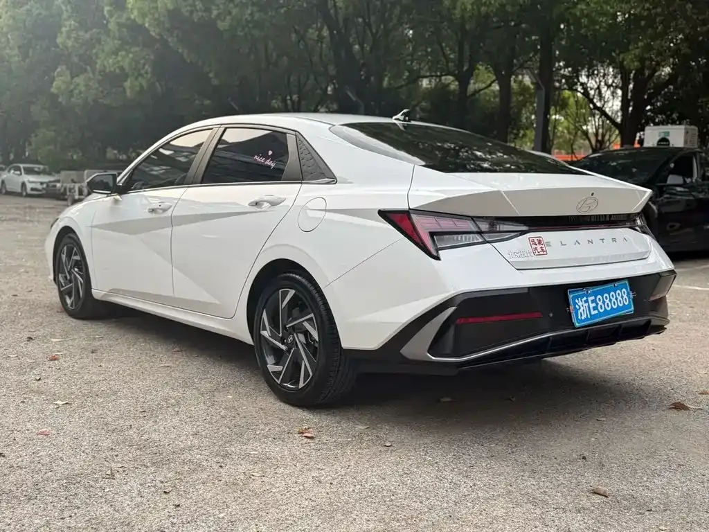 Hyundai Elantra — фото 3
