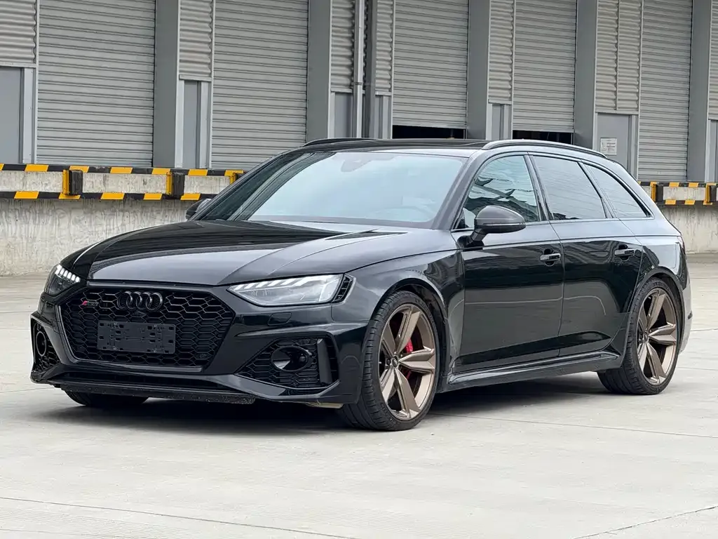Audi RS 4 — фото 1