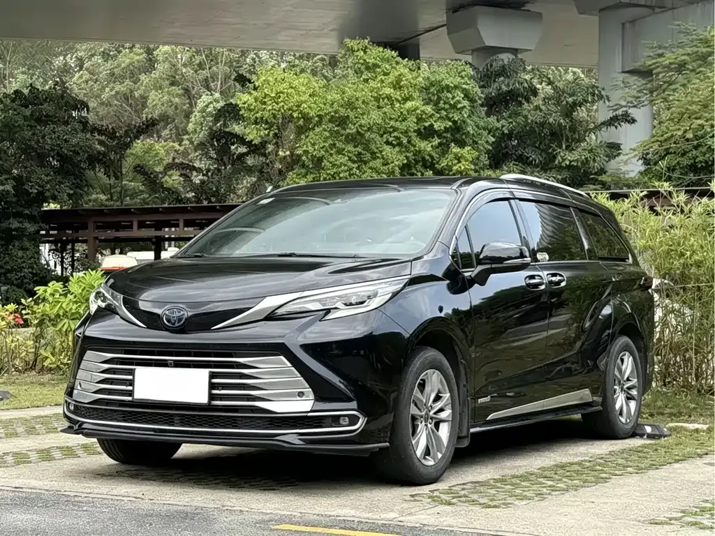 Toyota Sienna — фото 1