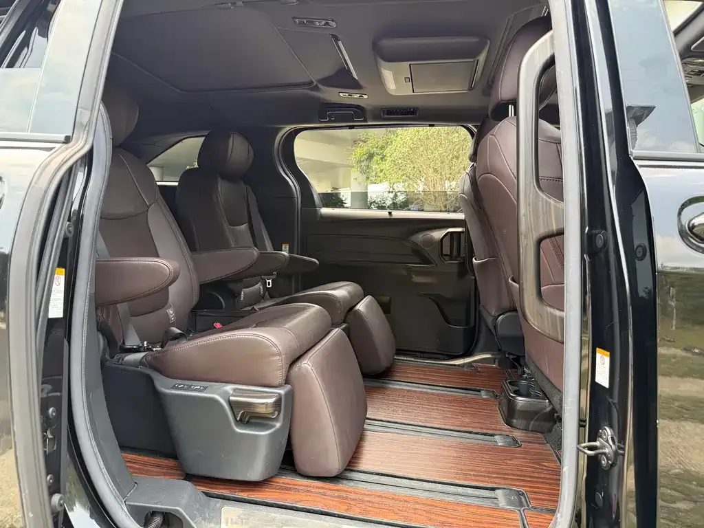 Toyota Sienna — фото 2