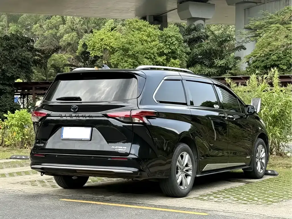 Toyota Sienna — фото 8
