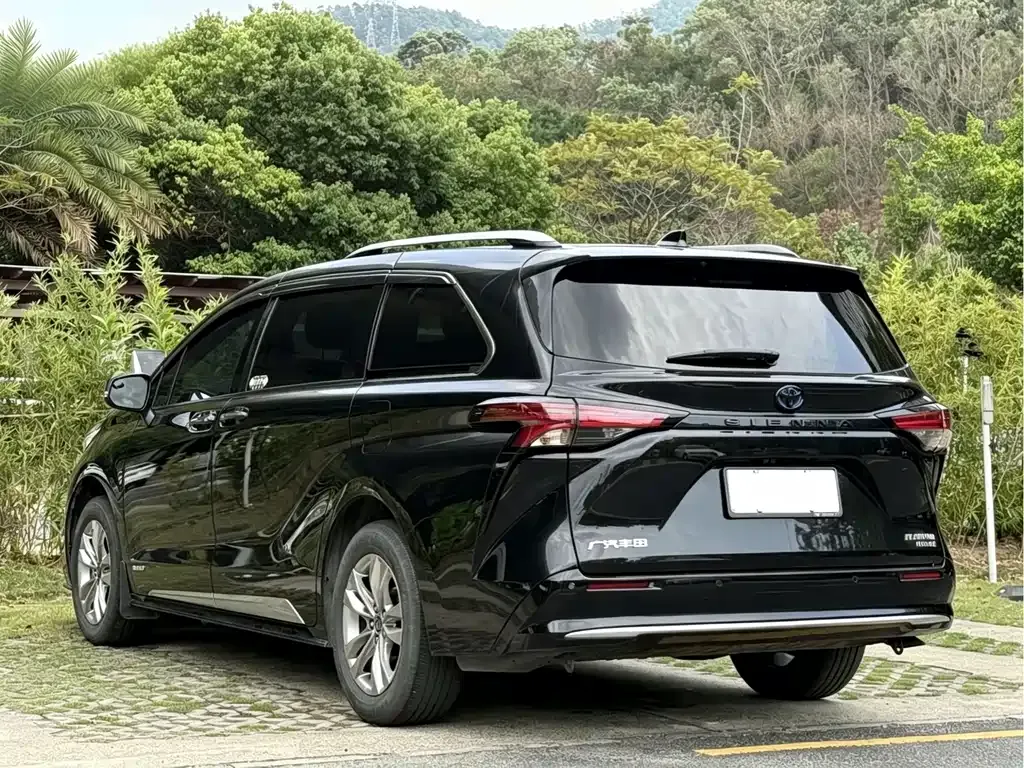 Toyota Sienna — фото 10