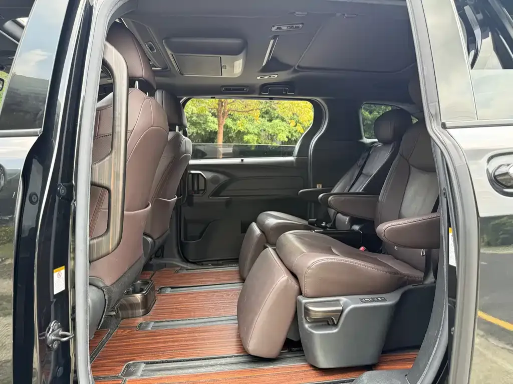 Toyota Sienna — фото 3