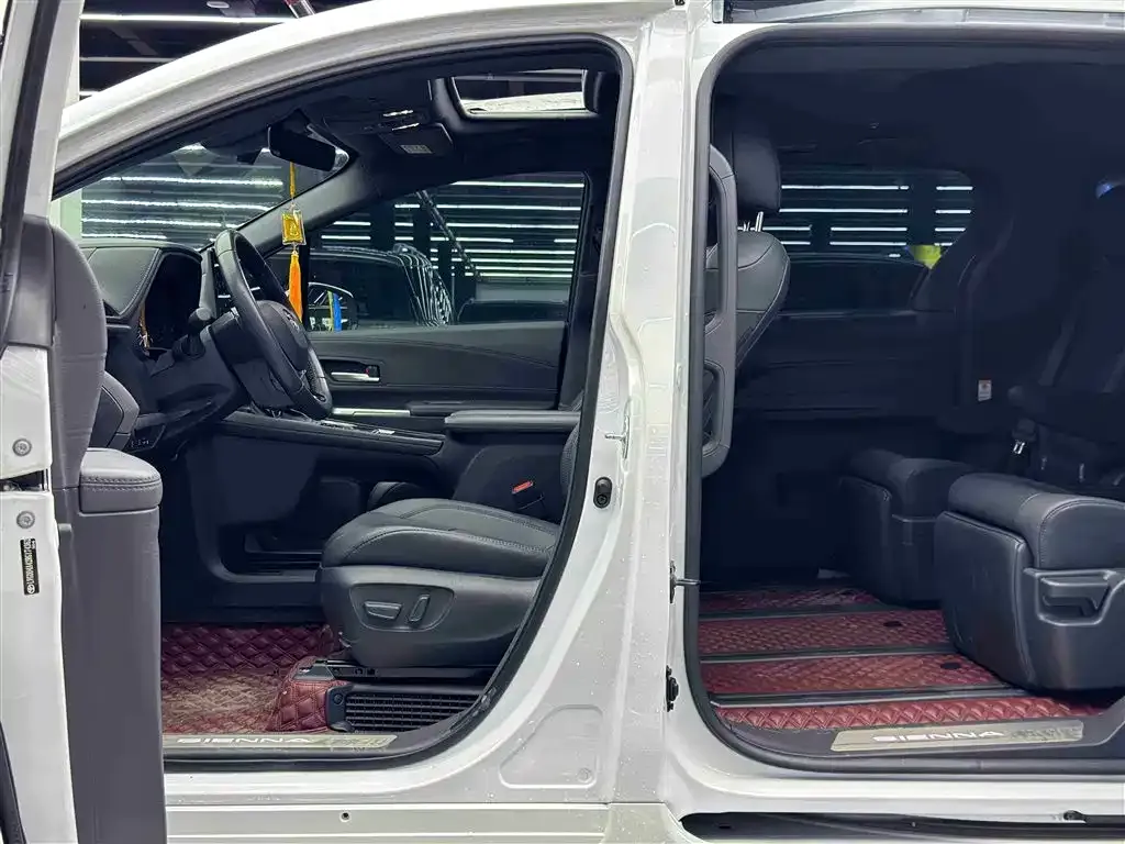 Toyota Sienna — фото 9