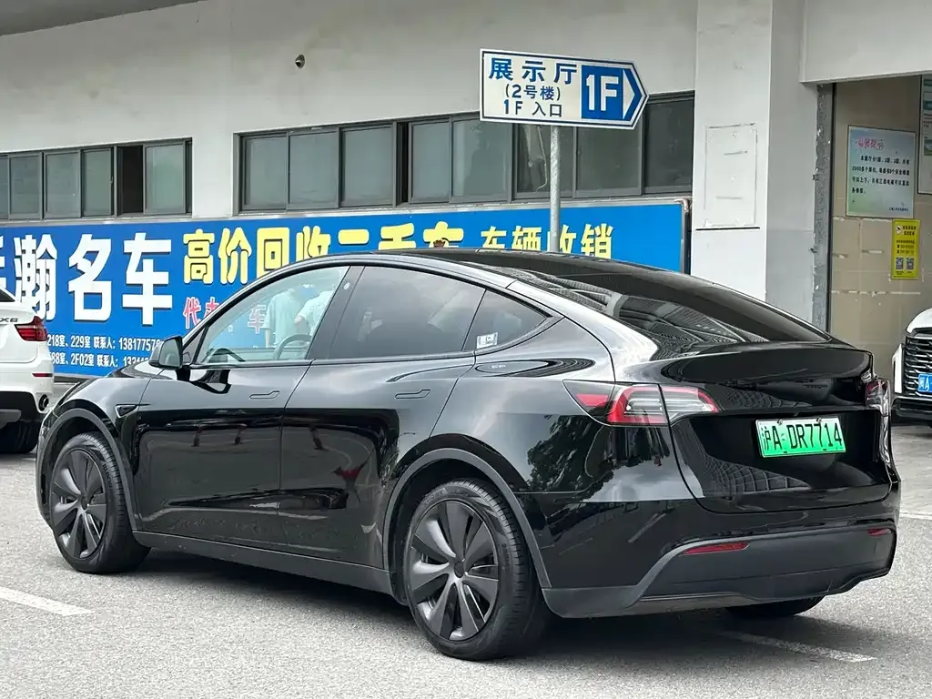 Tesla Model Y — фото 10