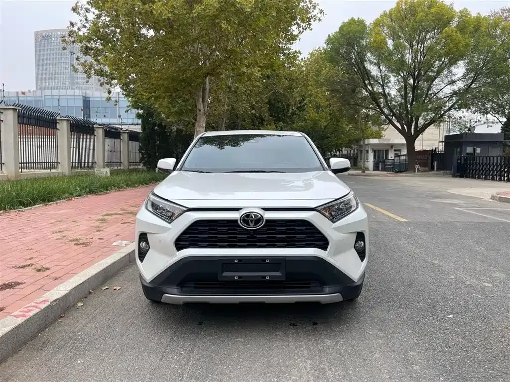 Toyota RAV4 — фото 5