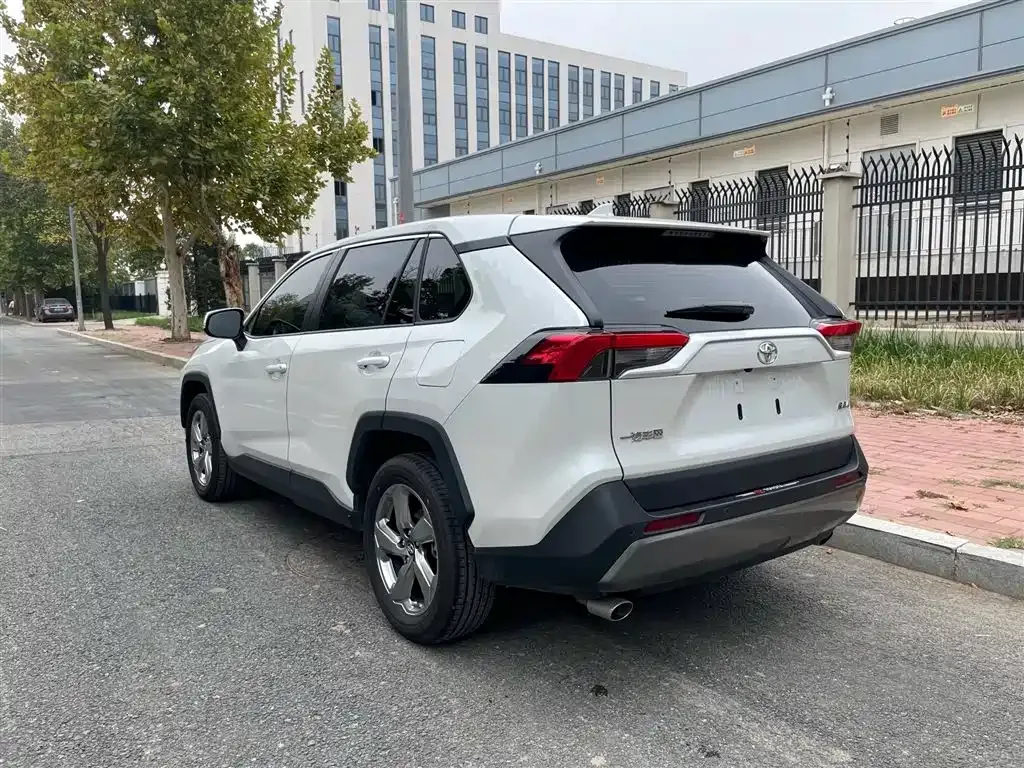 Toyota RAV4 — фото 7