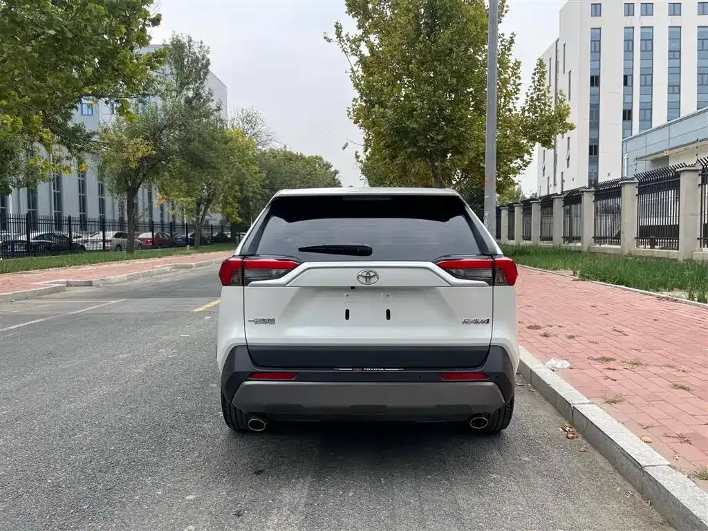 Toyota RAV4 — фото 10