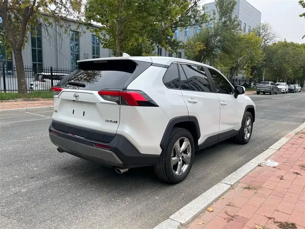 Toyota RAV4 — фото 9