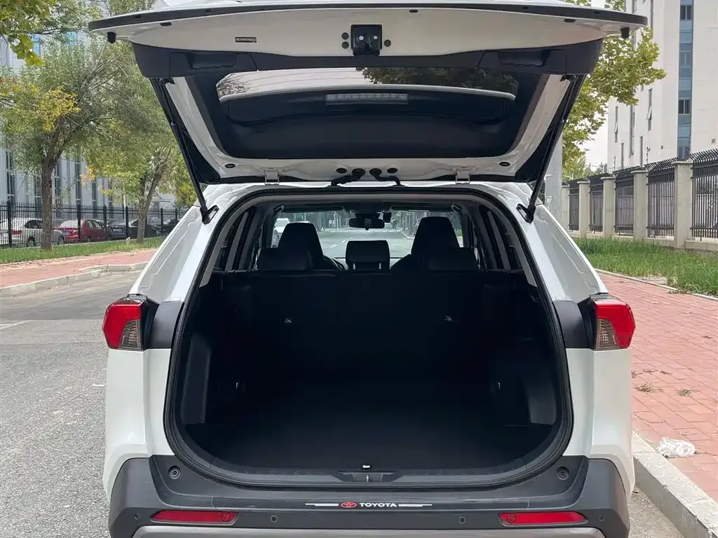 Toyota RAV4 — фото 3