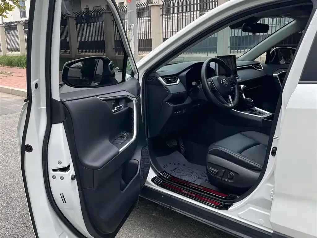 Toyota RAV4 — фото 2