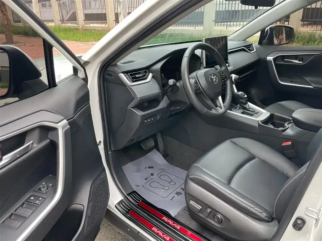 Toyota RAV4 — фото 8