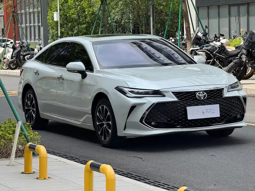 Toyota Avalon — фото 1