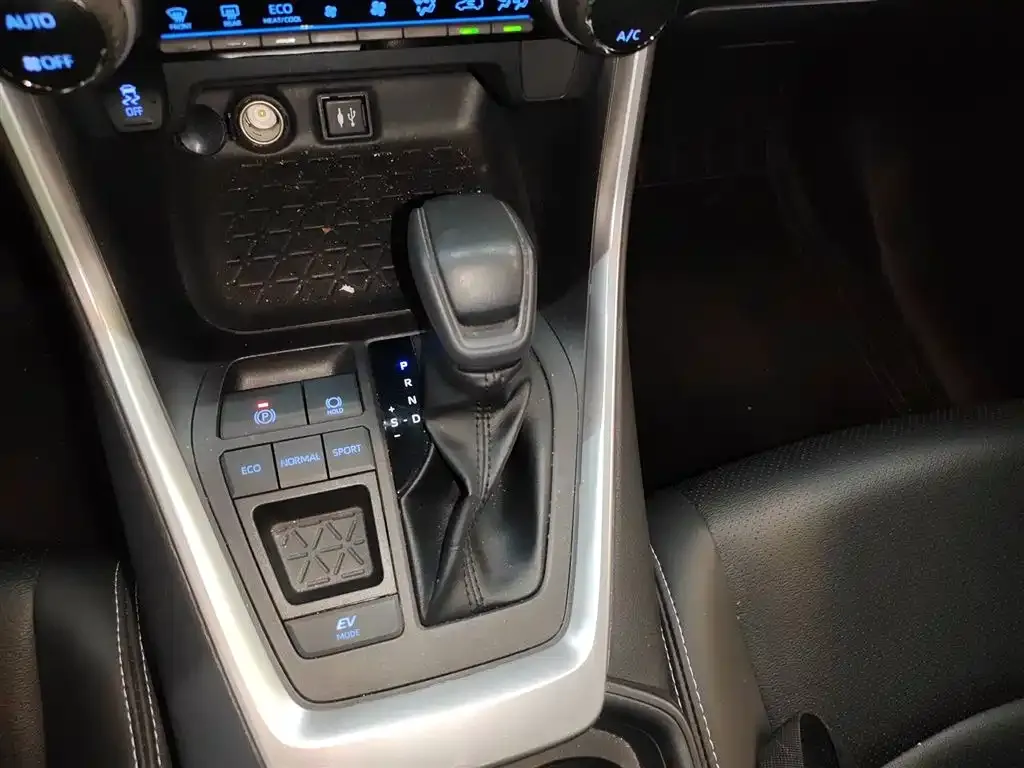 Toyota RAV4 — фото 10