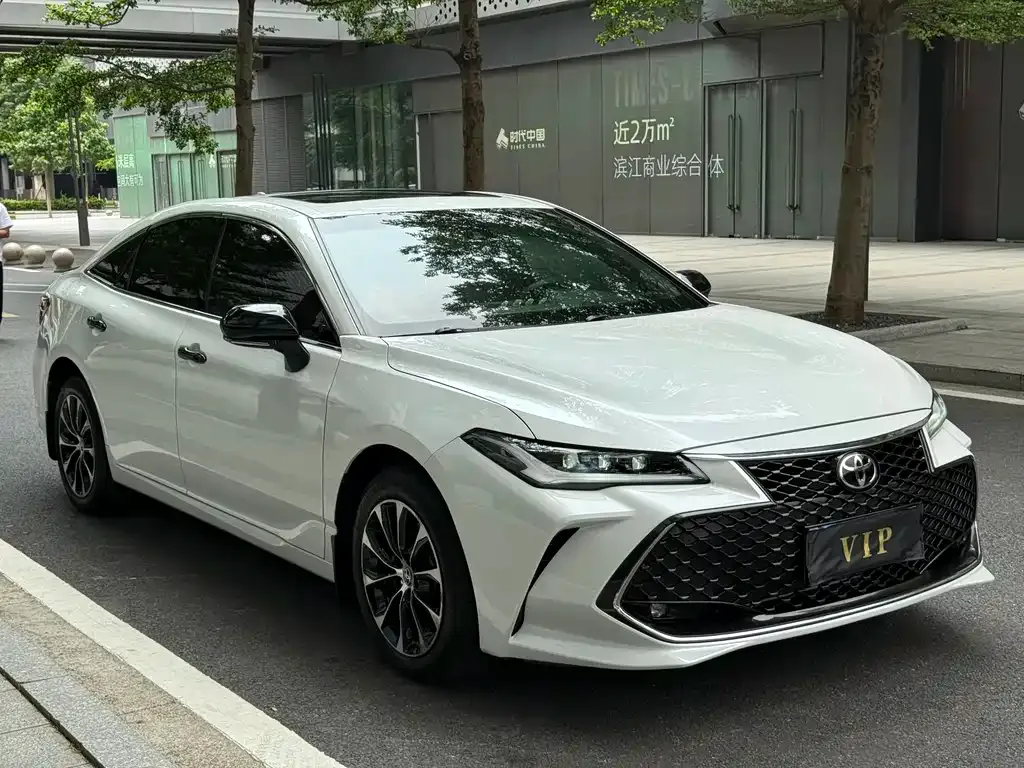 Toyota Avalon — фото 1