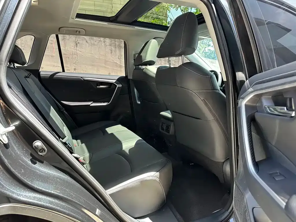 Toyota RAV4 — фото 3