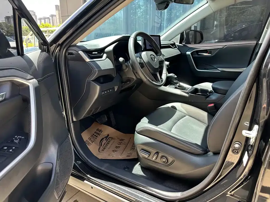 Toyota RAV4 — фото 9