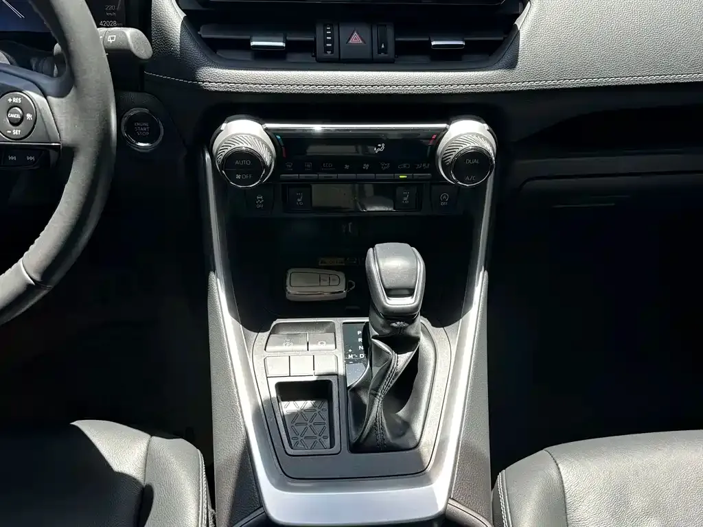 Toyota RAV4 — фото 6