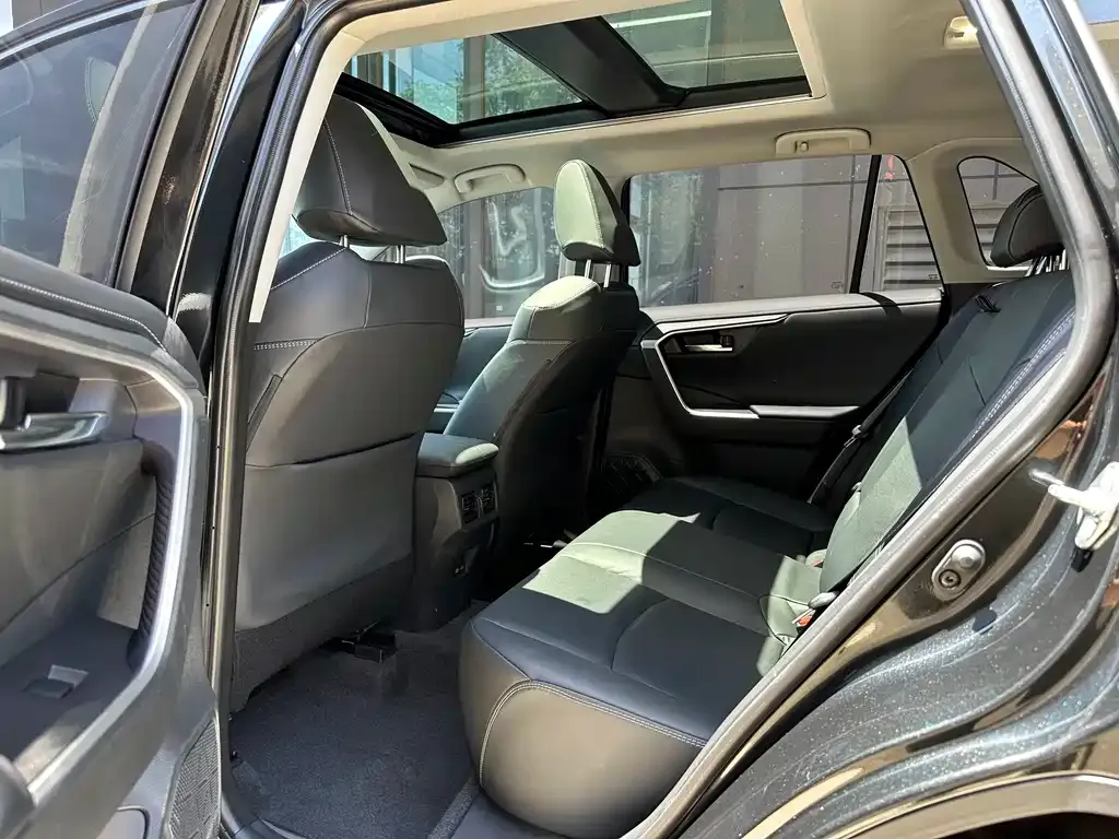 Toyota RAV4 — фото 4