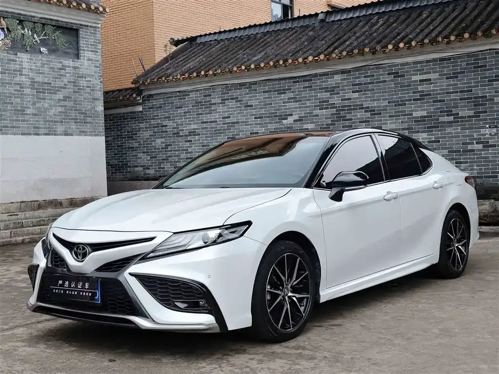Toyota Camry — фото 1