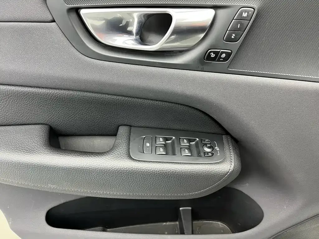 Volvo XC60 — фото 10