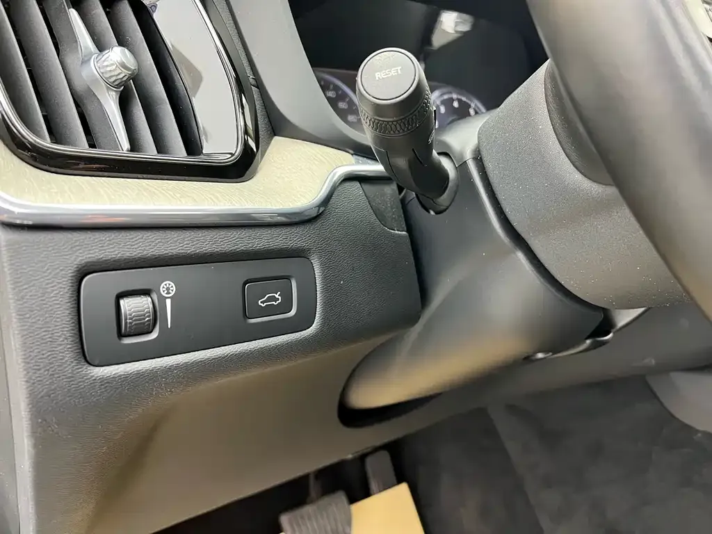 Volvo XC60 — фото 4