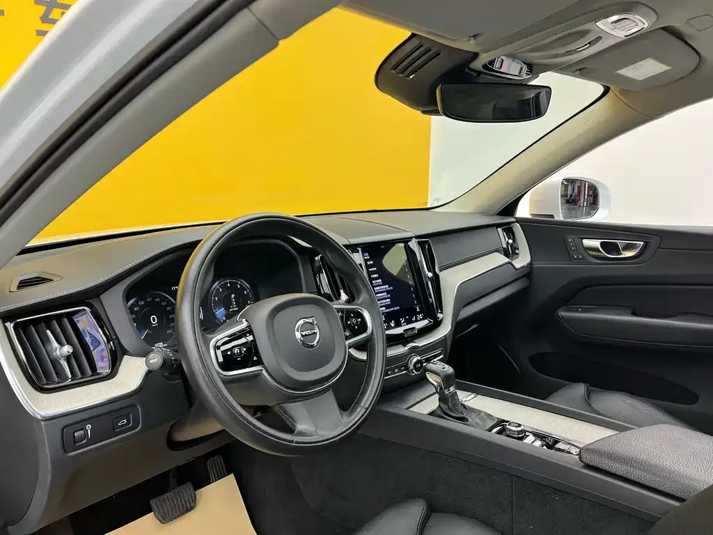 Volvo XC60 — фото 2