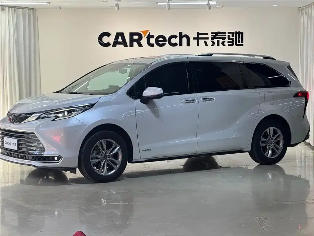 Toyota Sienna — фото 1