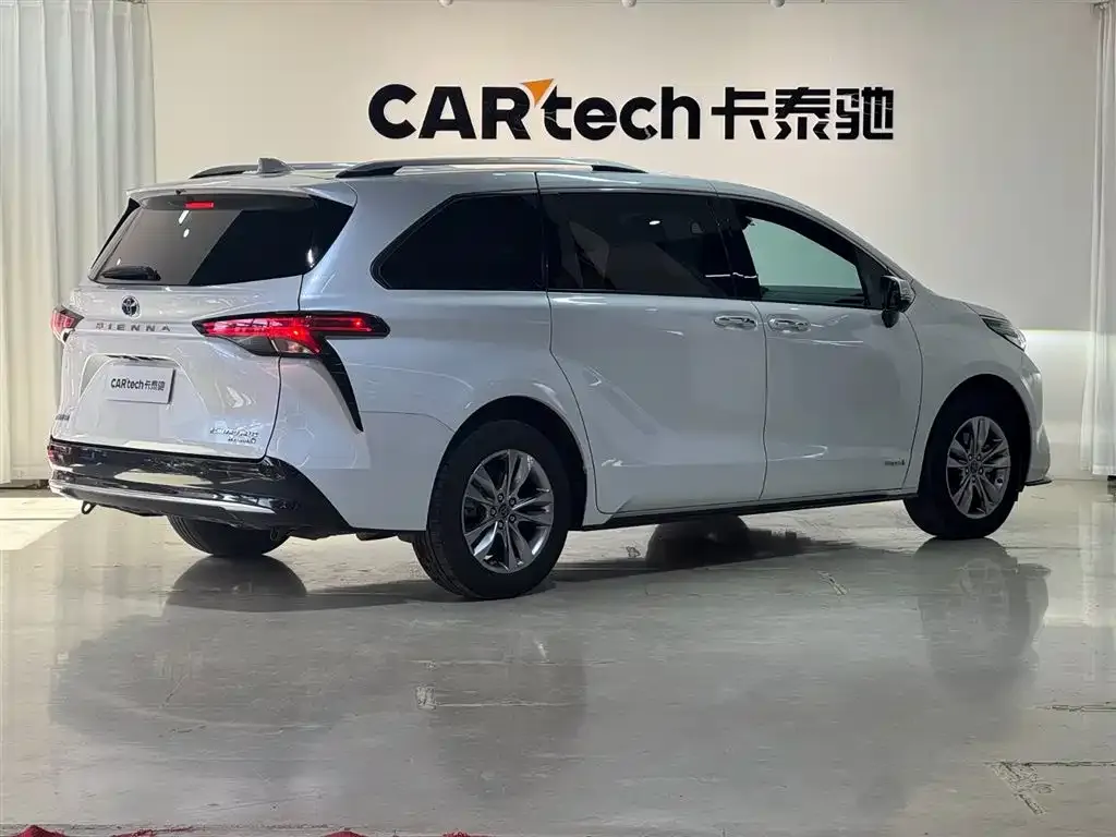 Toyota Sienna — фото 7