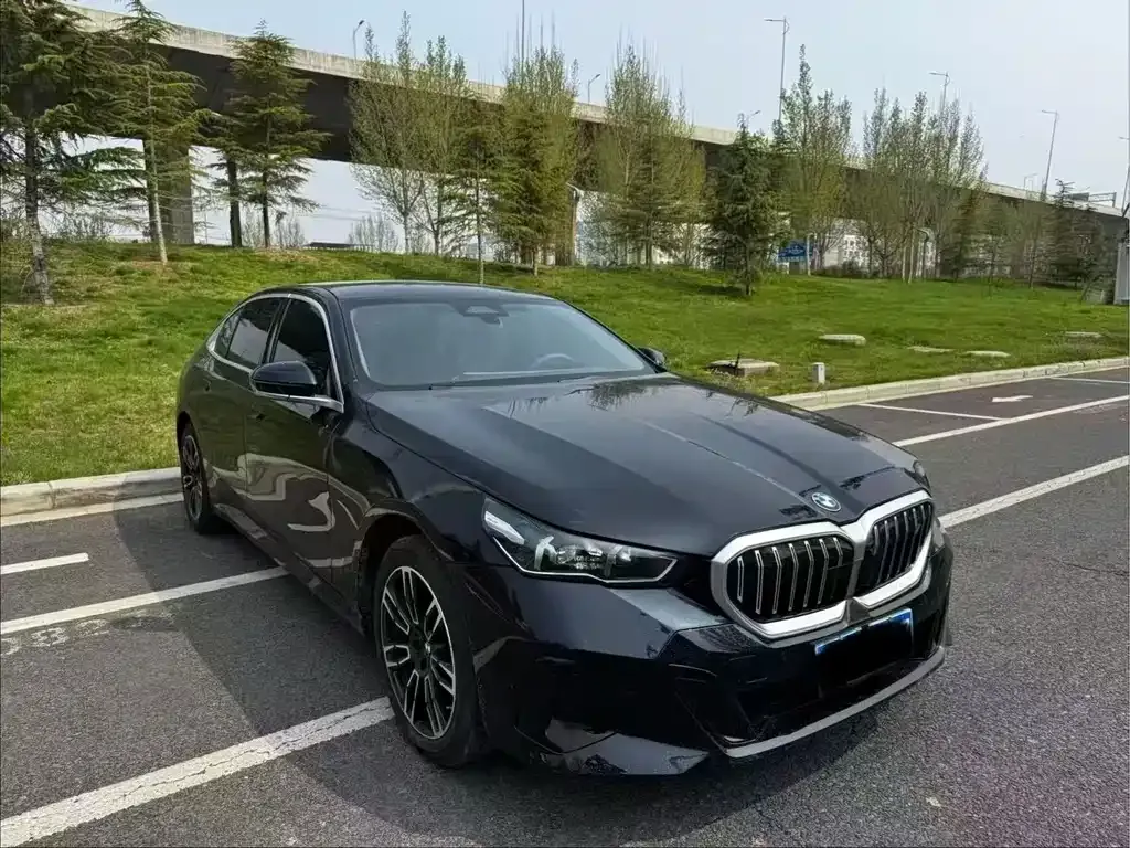 BMW 5 Series — фото 1