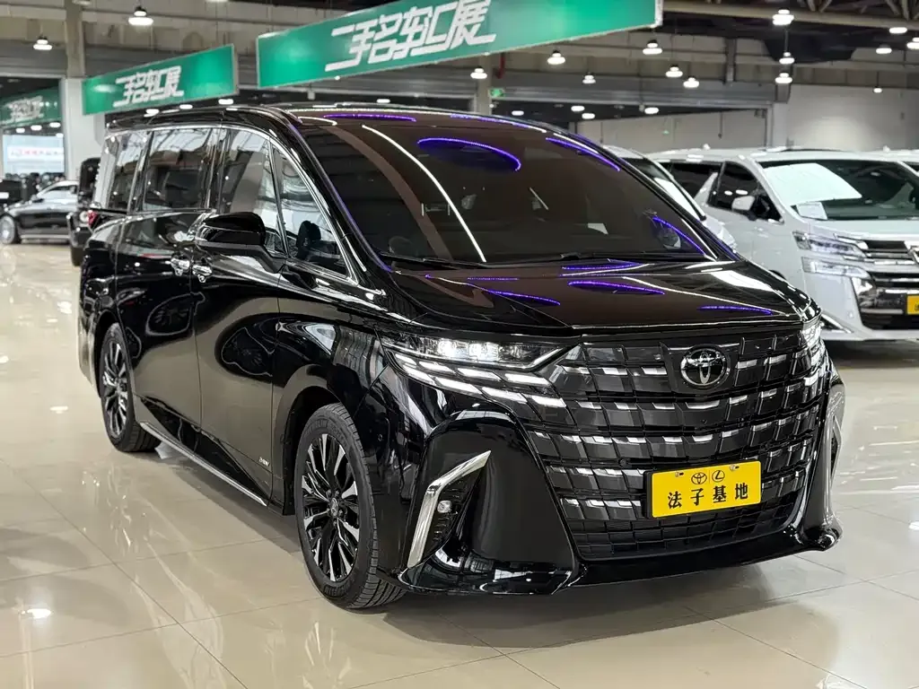 Toyota Alphard — фото 1