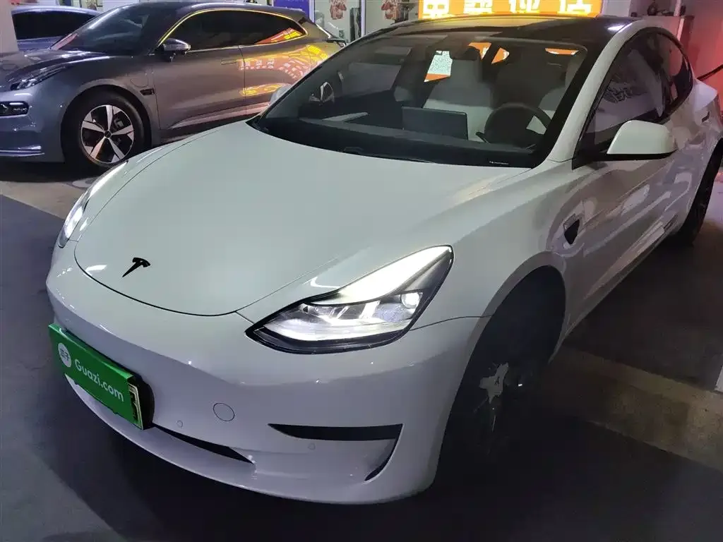 Tesla Model 3 — фото 1