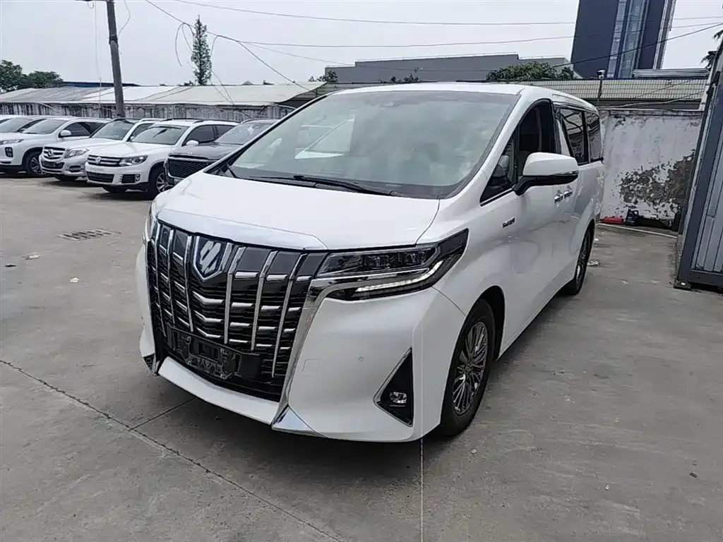 Toyota Alphard — фото 1
