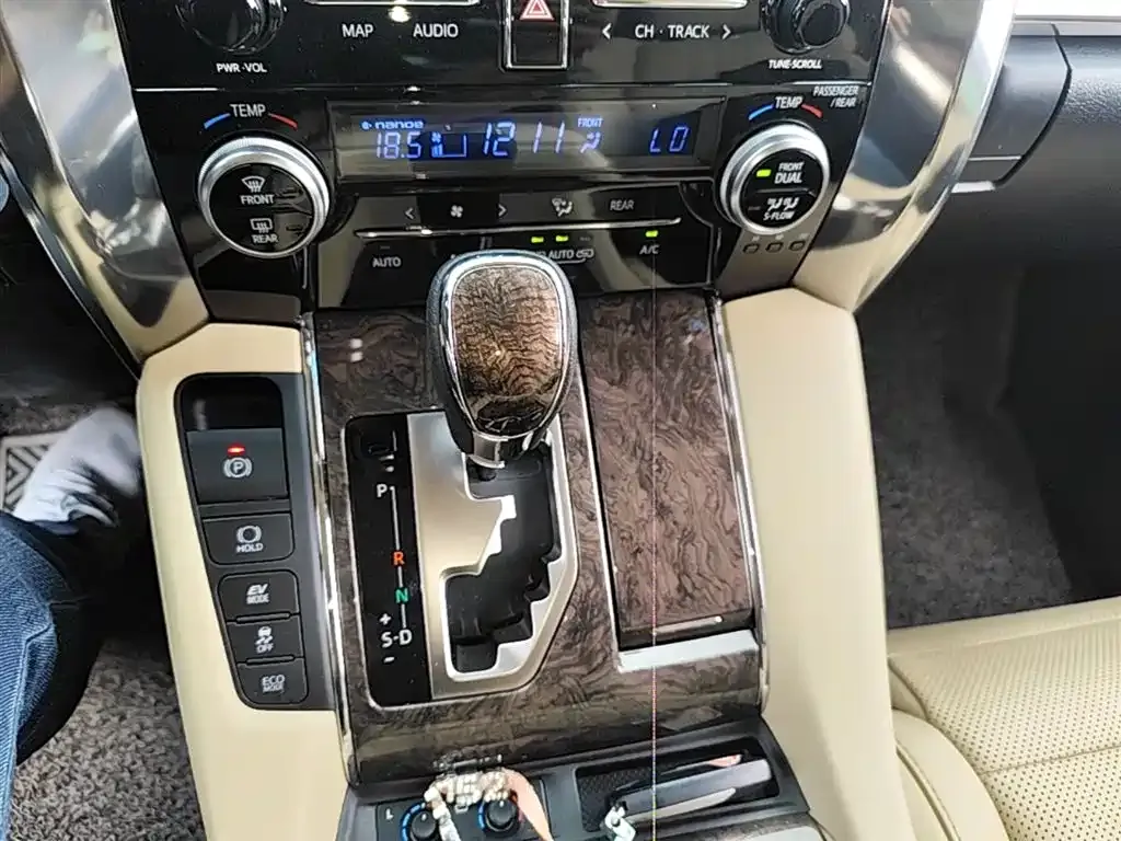 Toyota Alphard — фото 4
