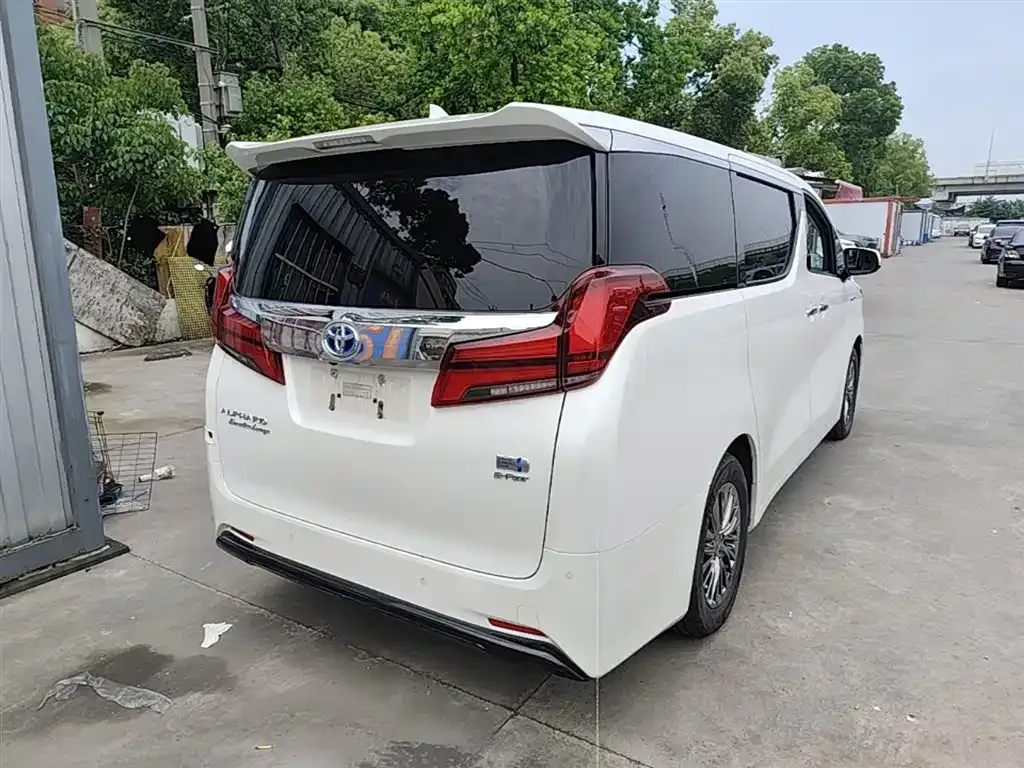 Toyota Alphard — фото 8
