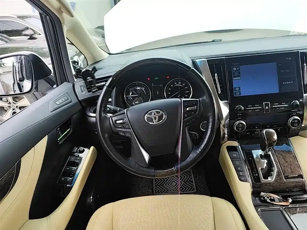 Toyota Alphard — фото 7