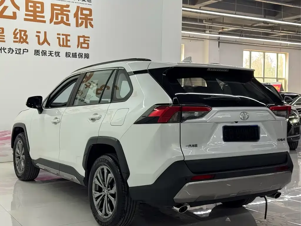 Toyota RAV4 — фото 7