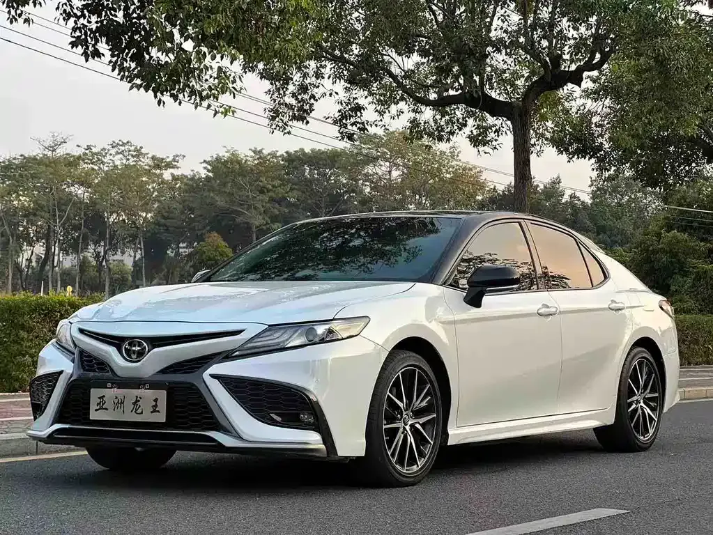 Toyota Camry — фото 1