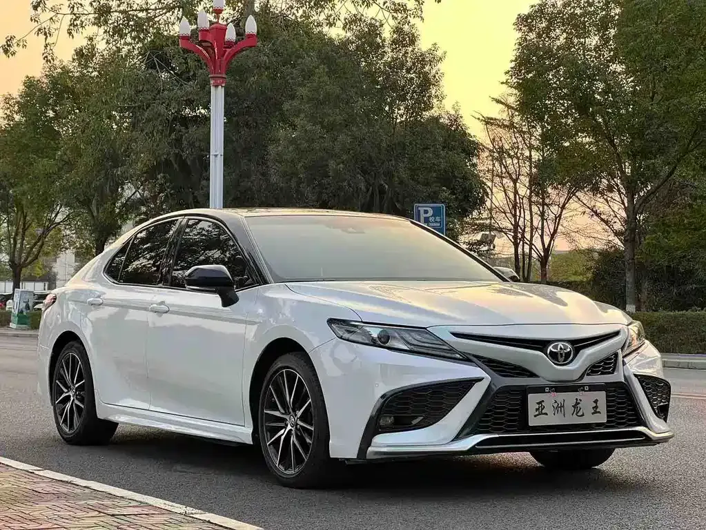 Toyota Camry — фото 10