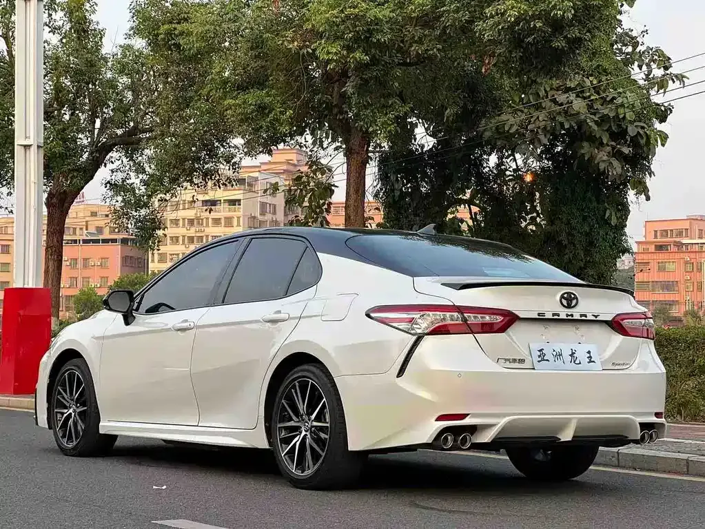 Toyota Camry — фото 9