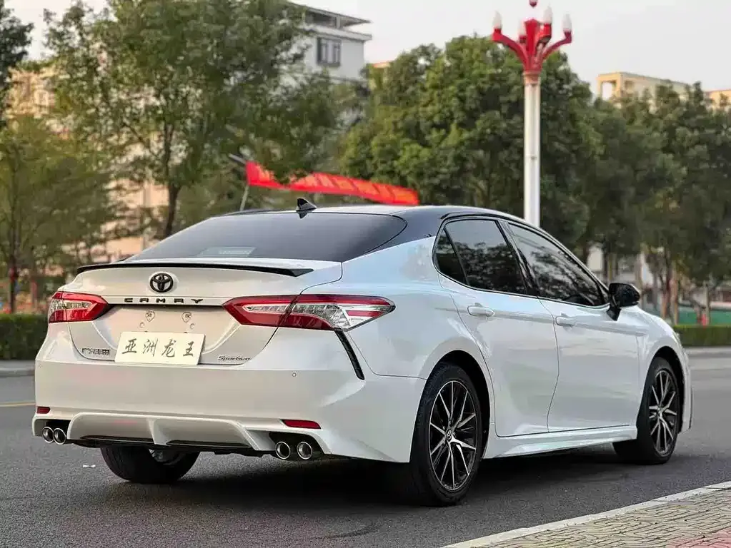 Toyota Camry — фото 8